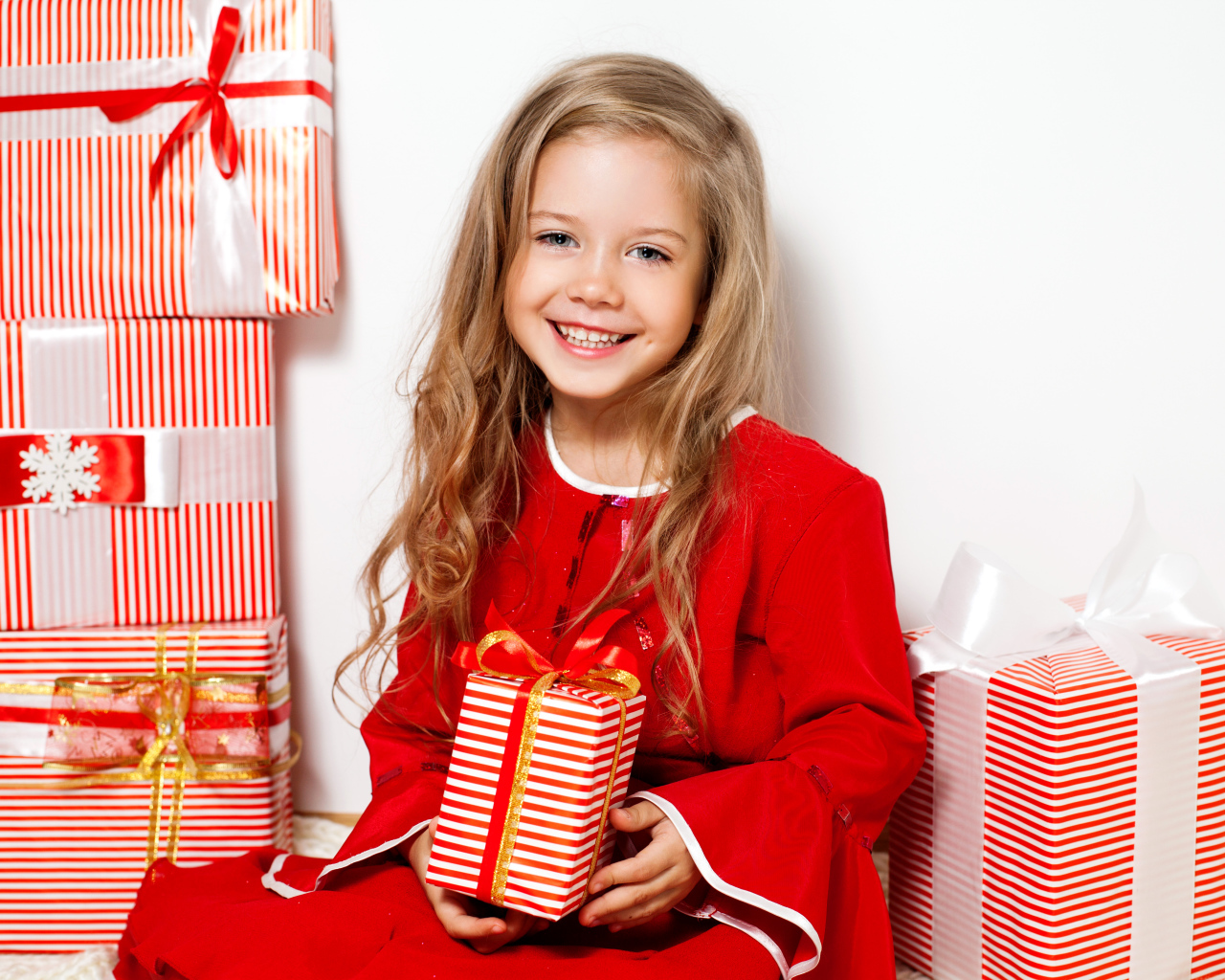 Маленькая девочка с новогодними подарками