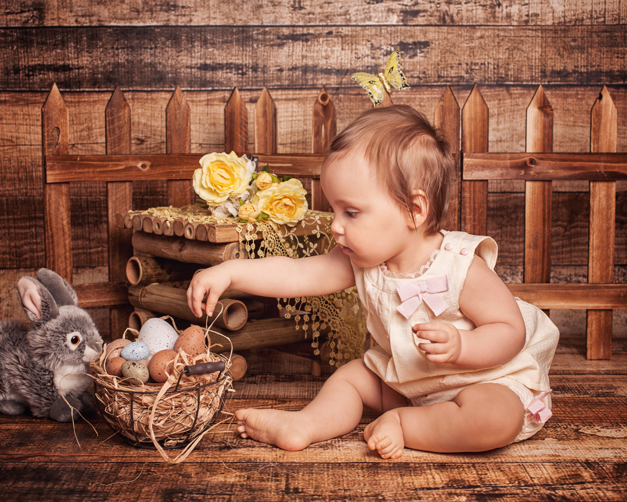 Маленькая девочка с корзиной яиц и плюшевым зайцем