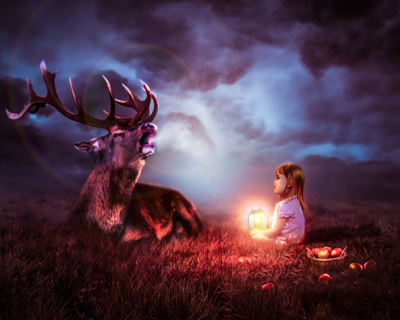 Маленькая девочка с большим оленем
