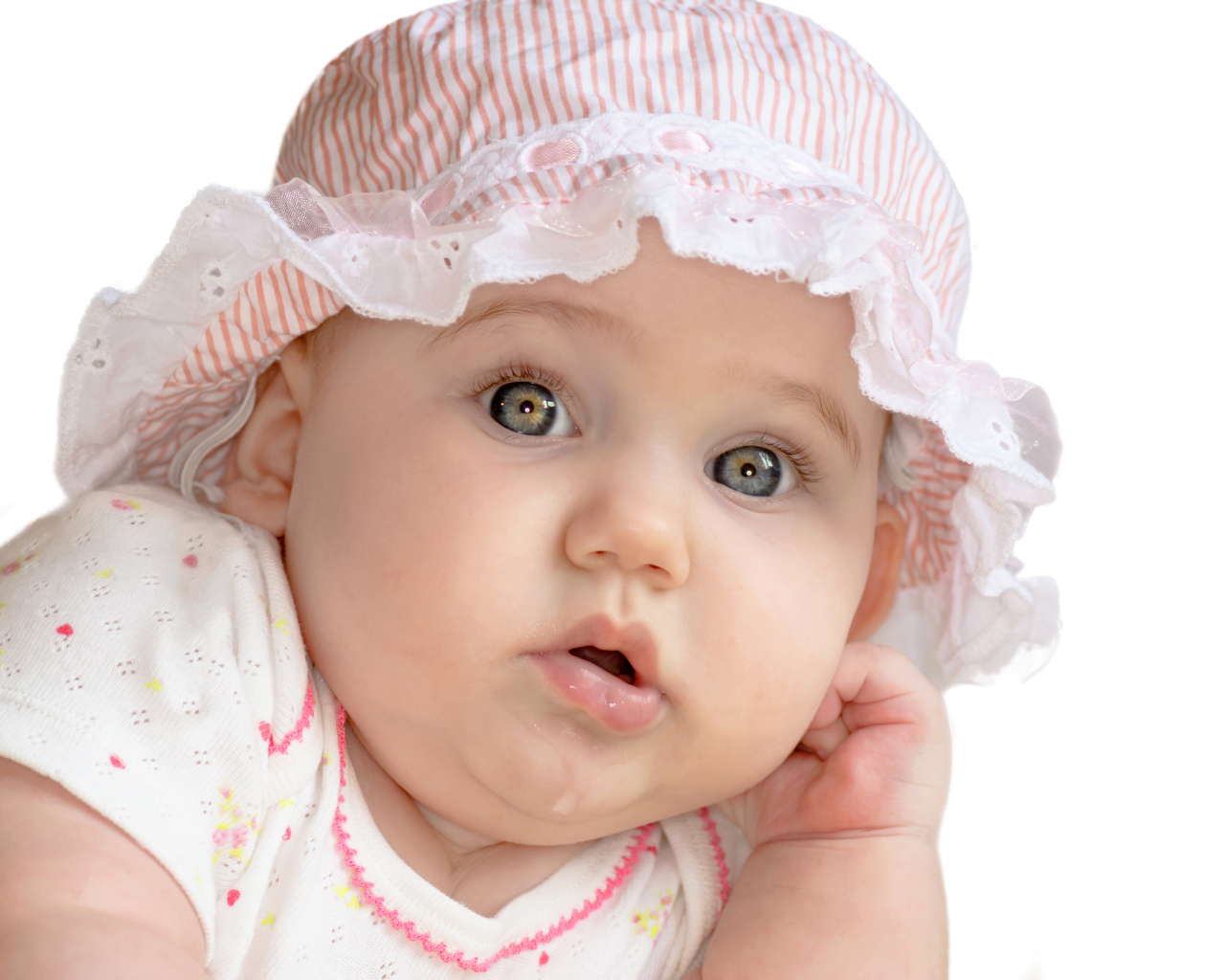 Маленькая девочка с красивыми глазами в панаме на белом фоне