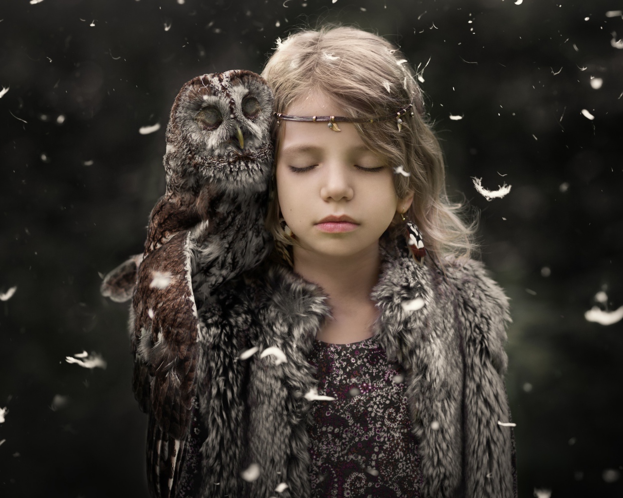 Маленькая девочка с закрытыми глазами с совой на плече