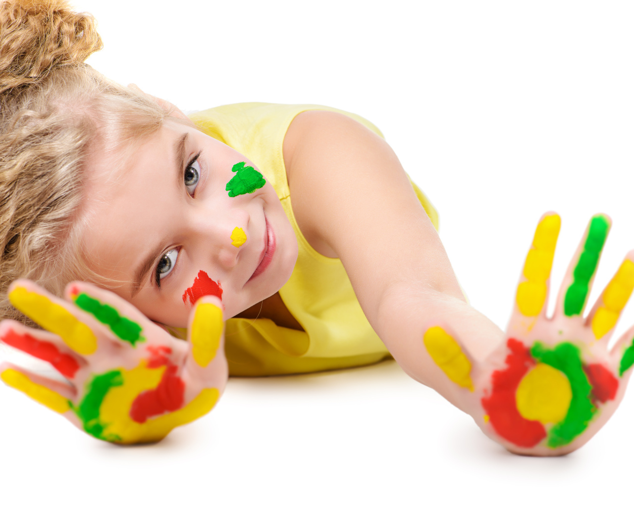 Маленькая девочка с руками в краске на белом фоне