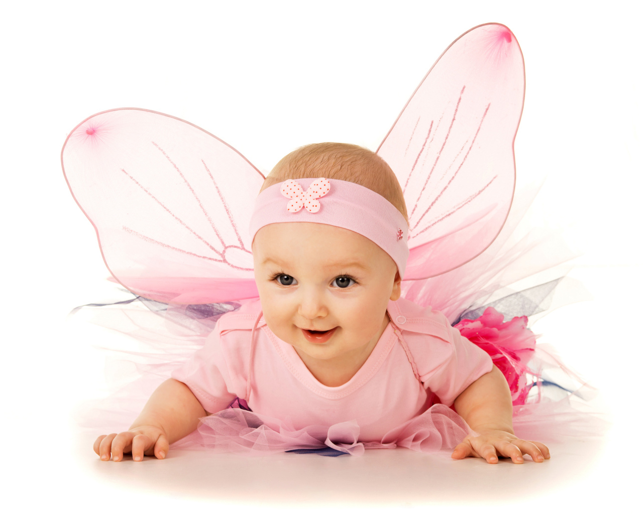 Маленькая девочка с крыльями феи на белом фоне