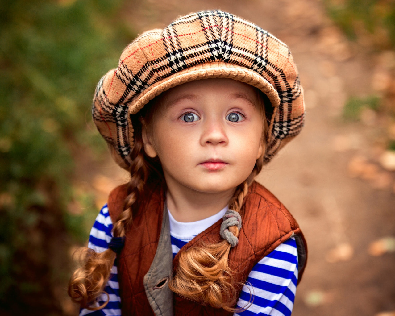 Маленькая рыжеволосая девочка в большой кепке