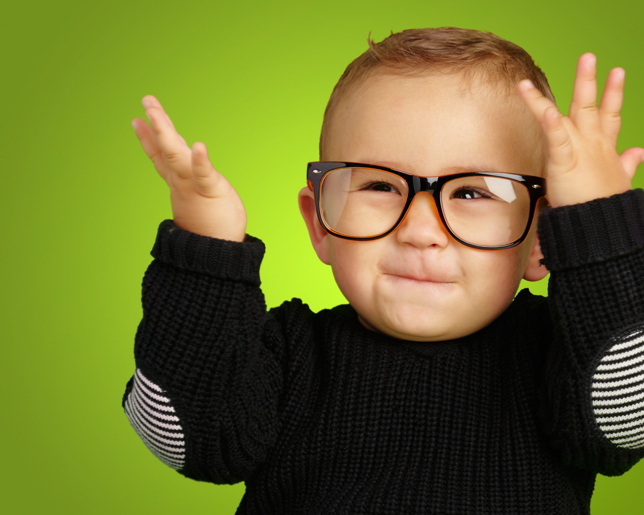 Маленький улыбающийся мальчик в очках