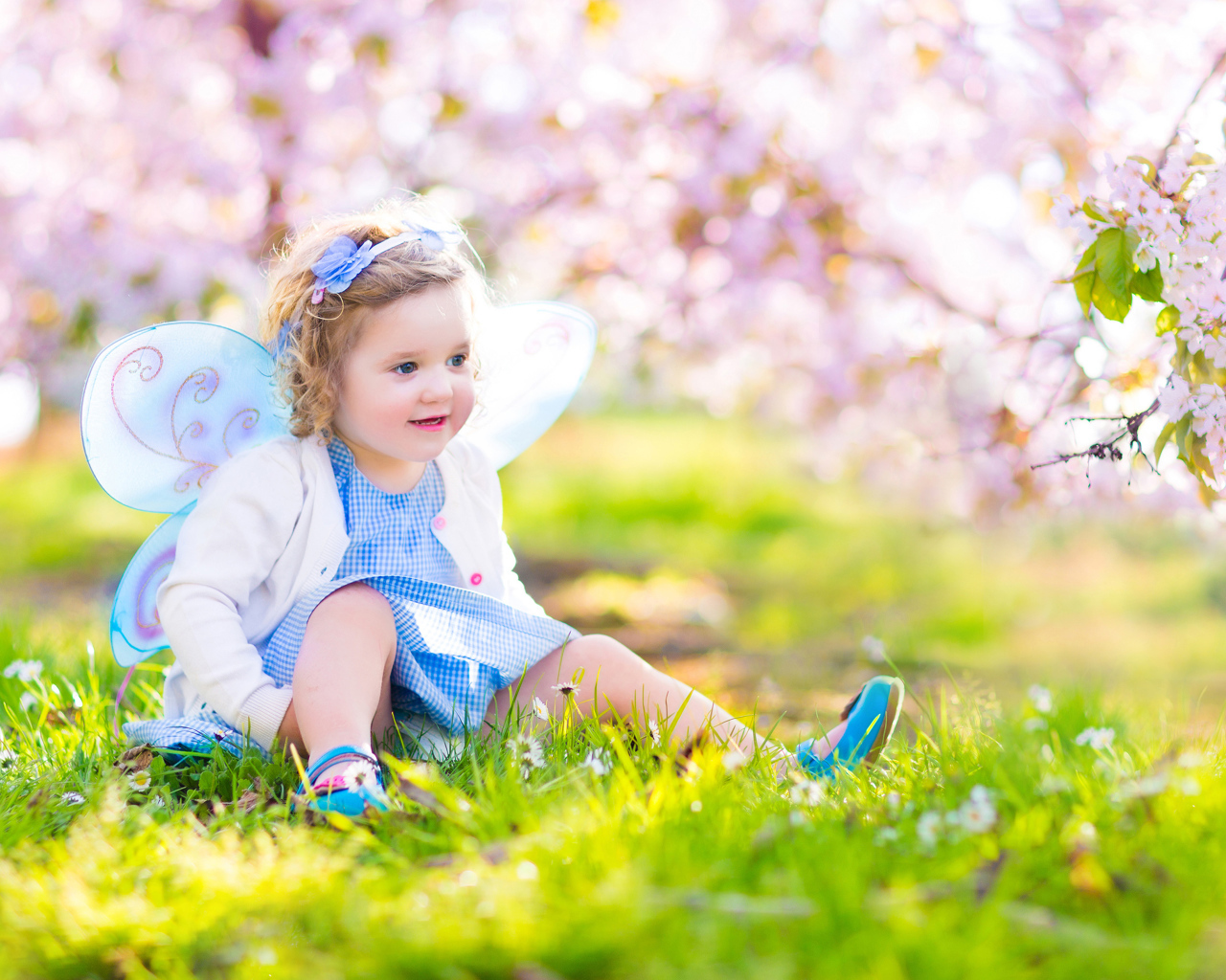 Маленькая улыбающаяся девочка в костюме феи 