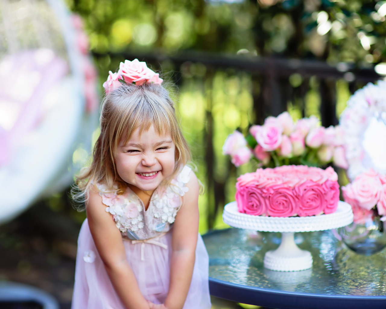 Маленькая улыбающаяся девочка с праздничным тортом день рождения