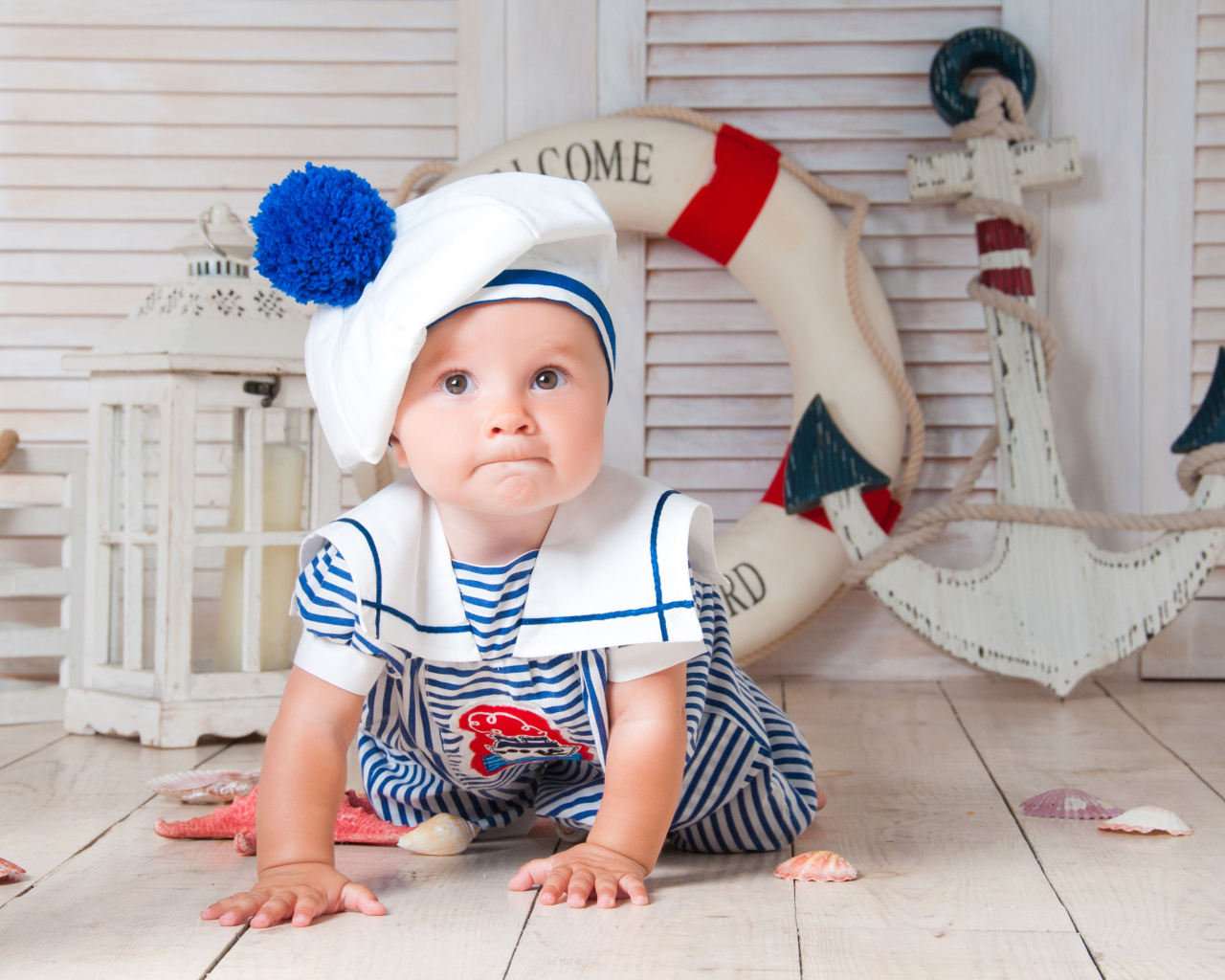 Милый младенец в униформе стилизованной под морячка