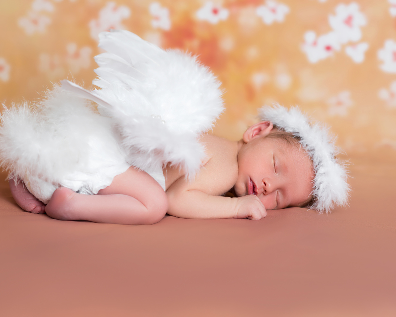 Милый спящий младенец в костюме ангела