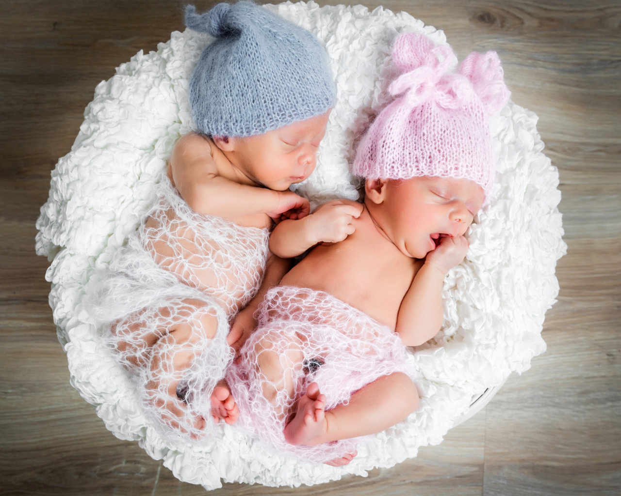 Милые спящие младенцы двойняшки