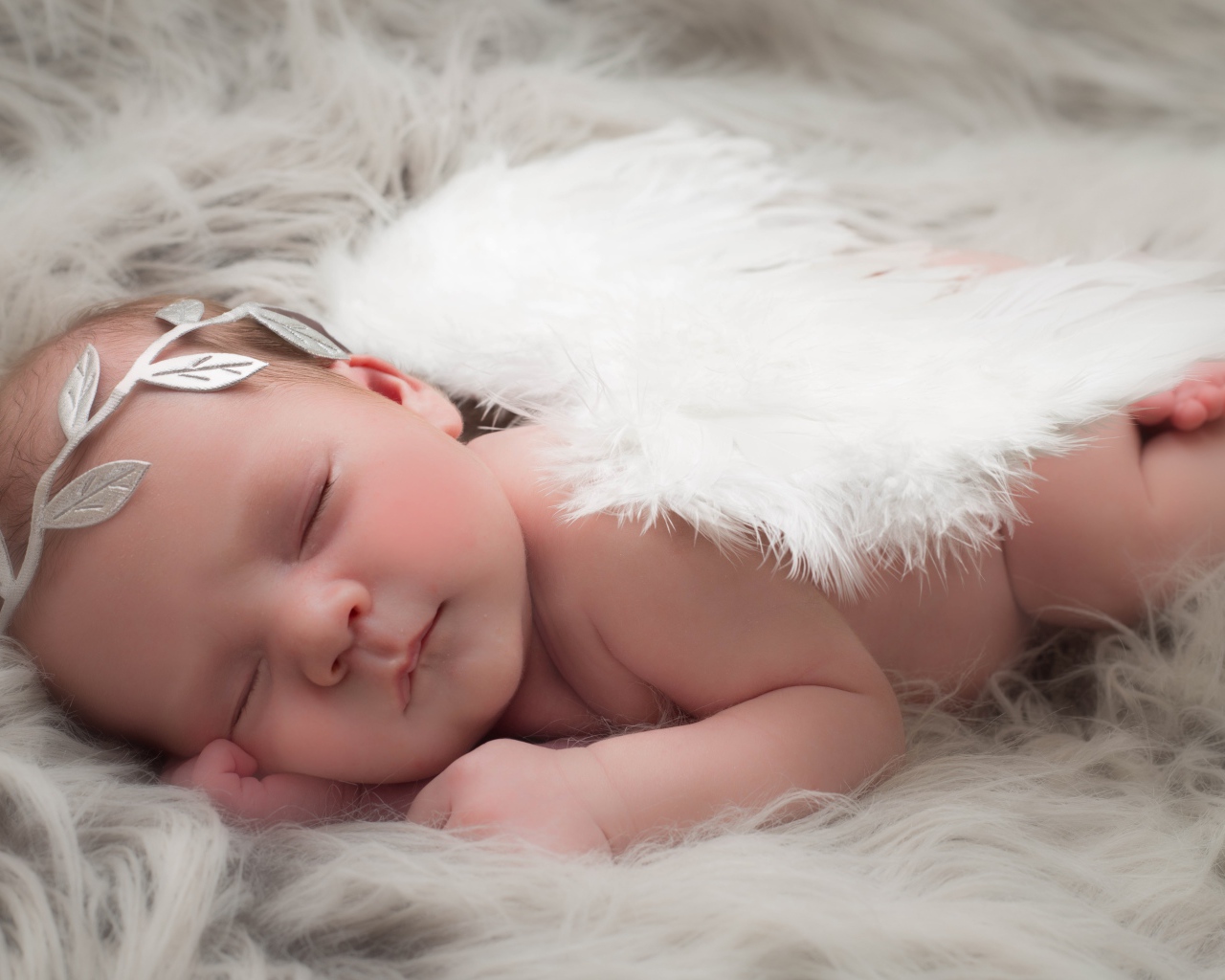 Спящий младенец с крыльями ангела