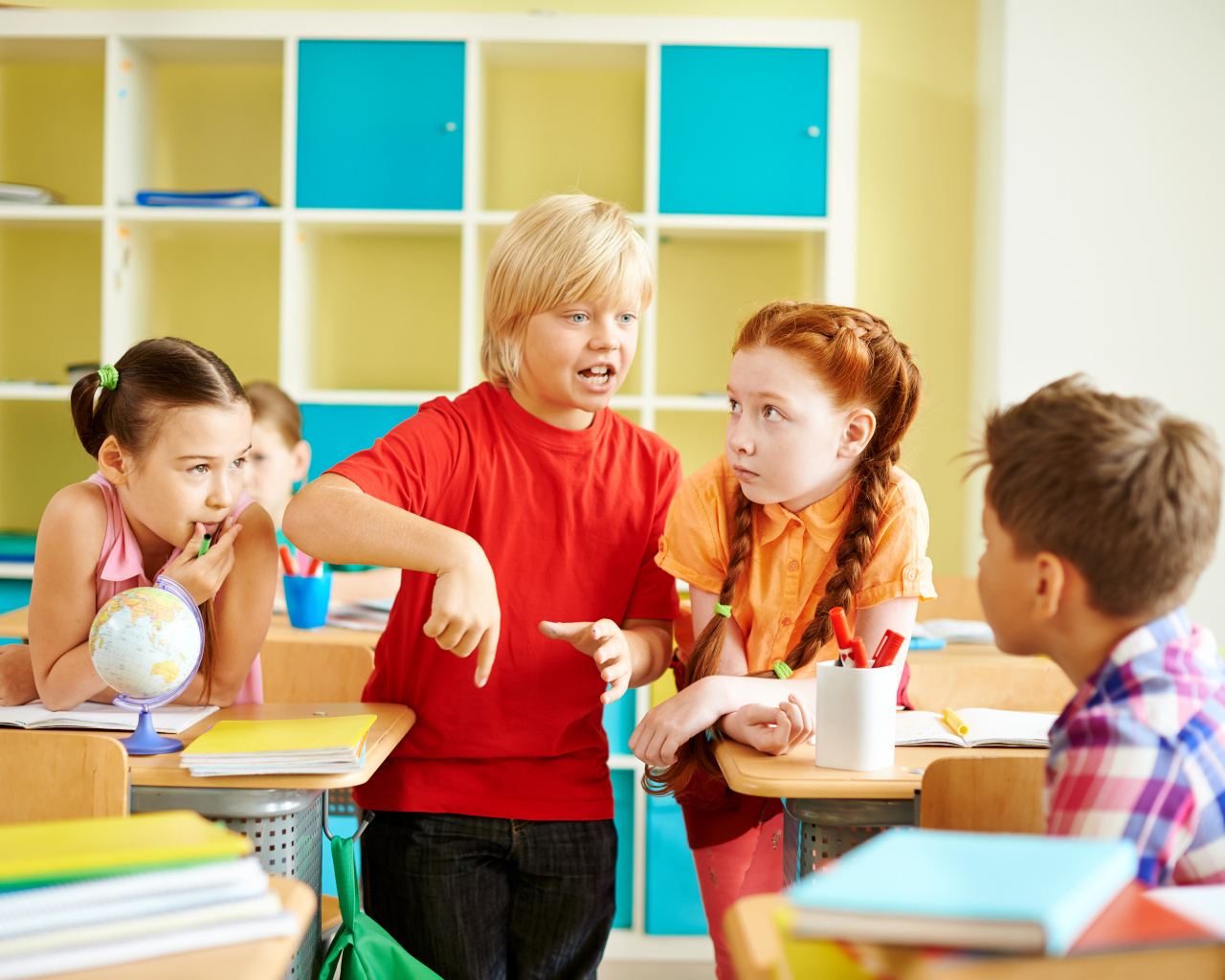Маленькие дети школьники в классе