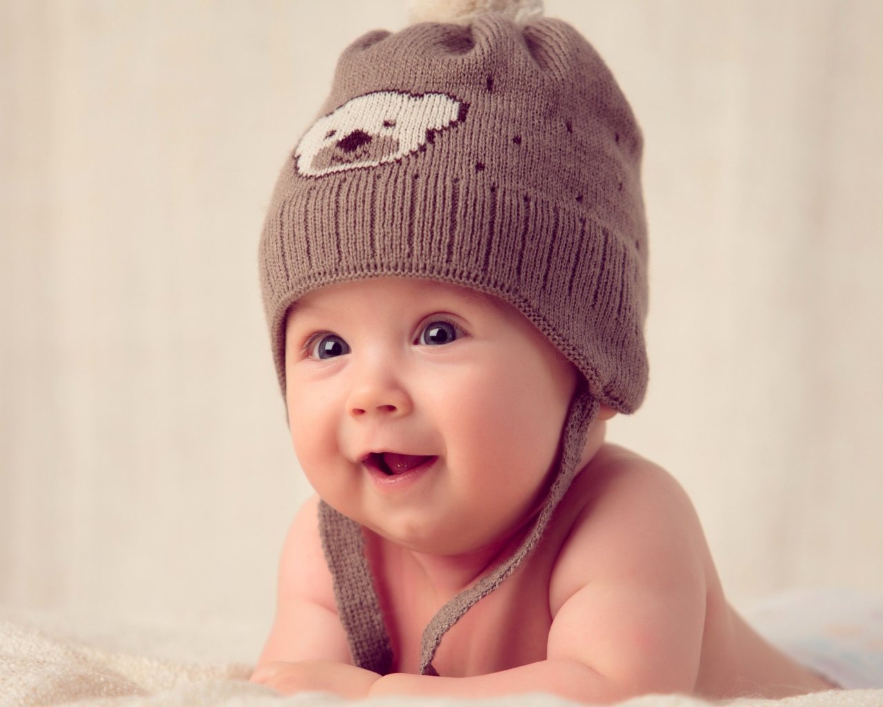 Улыбающийся младенец в шапке