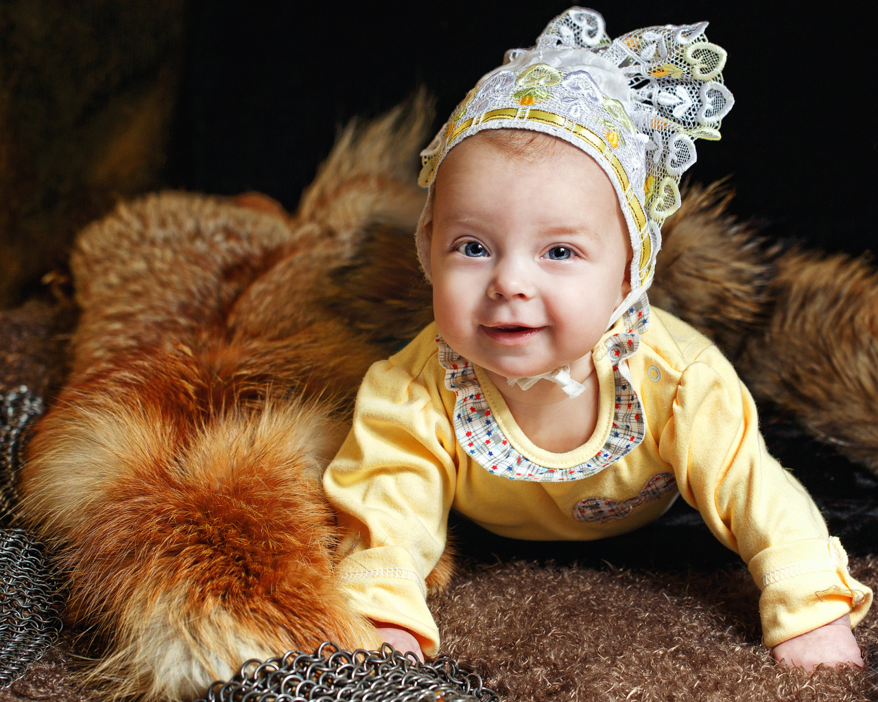 Улыбающаяся голубоглазая девочка в шапке