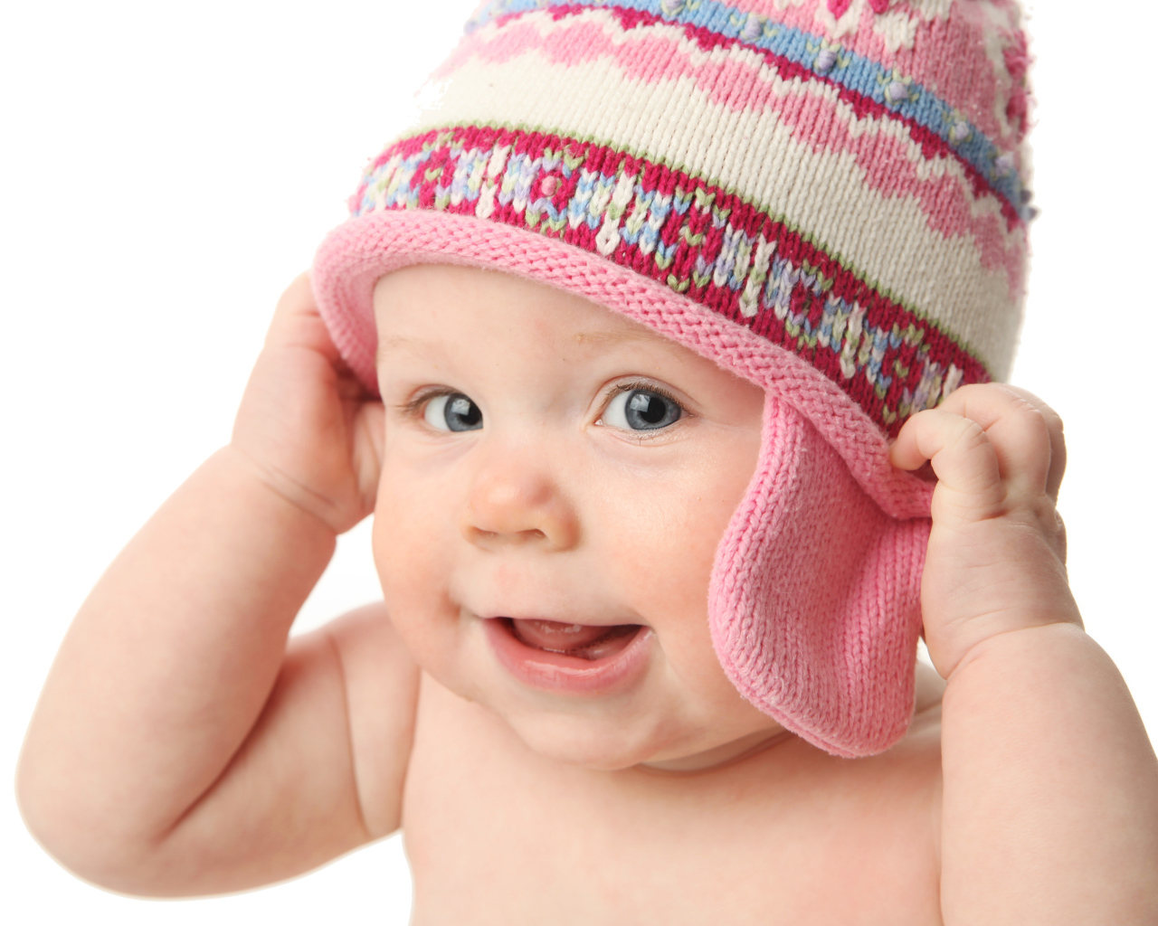 Улыбающийся ребенок в шапке на белом фоне