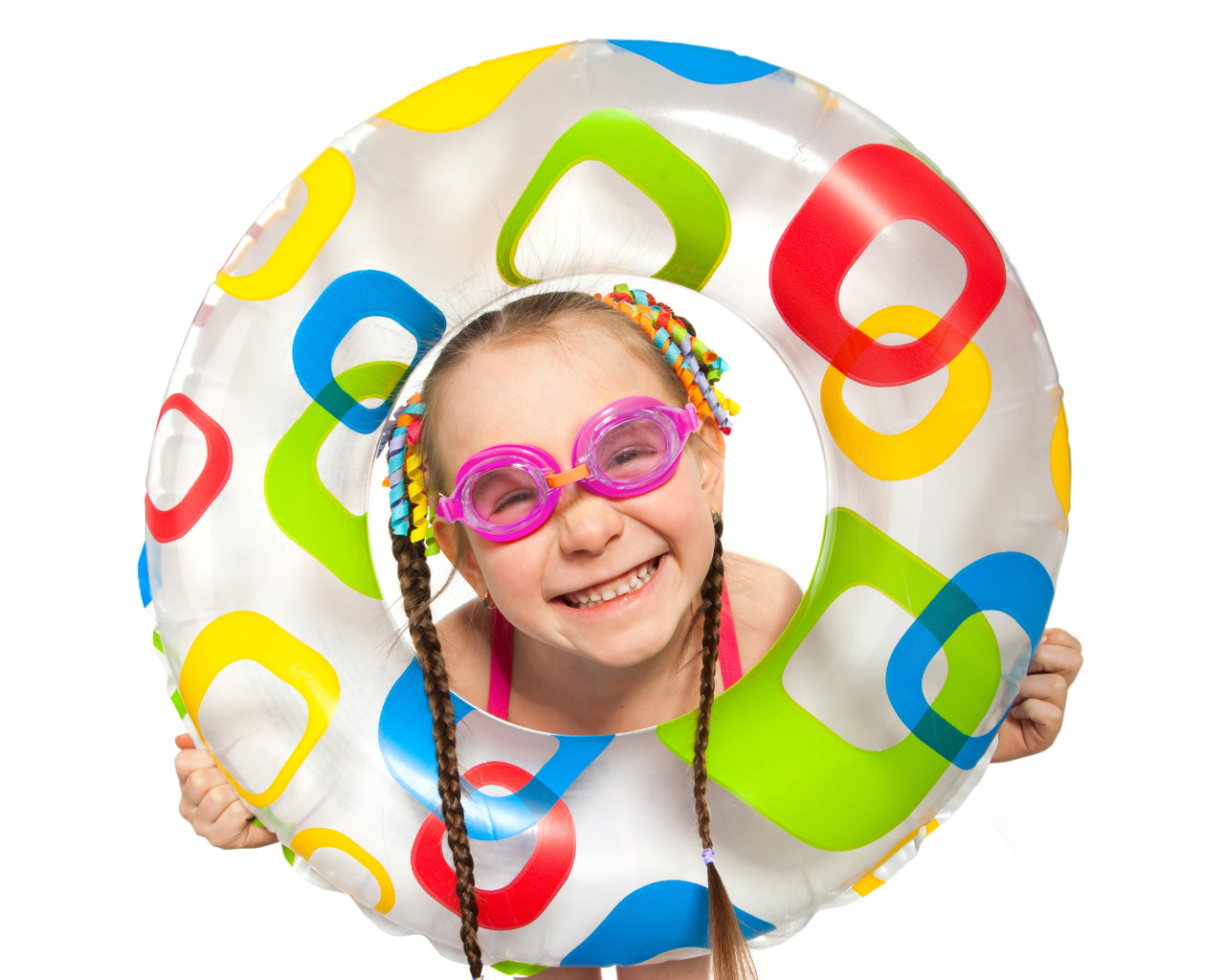 Улыбающаяся девочка с надувным кругом на белом фоне