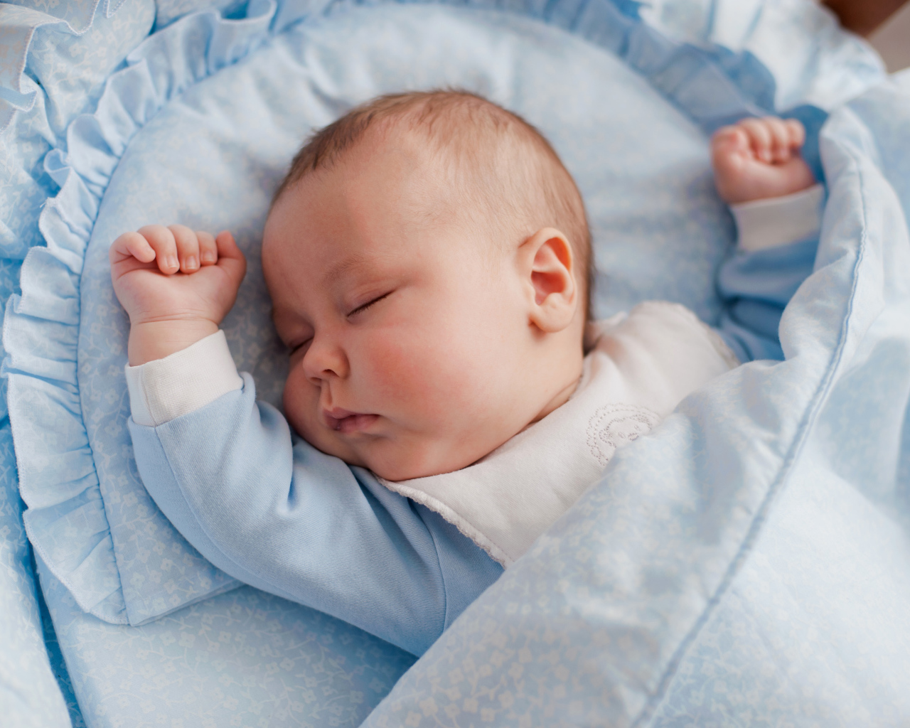 Спящий розовощекий младенец