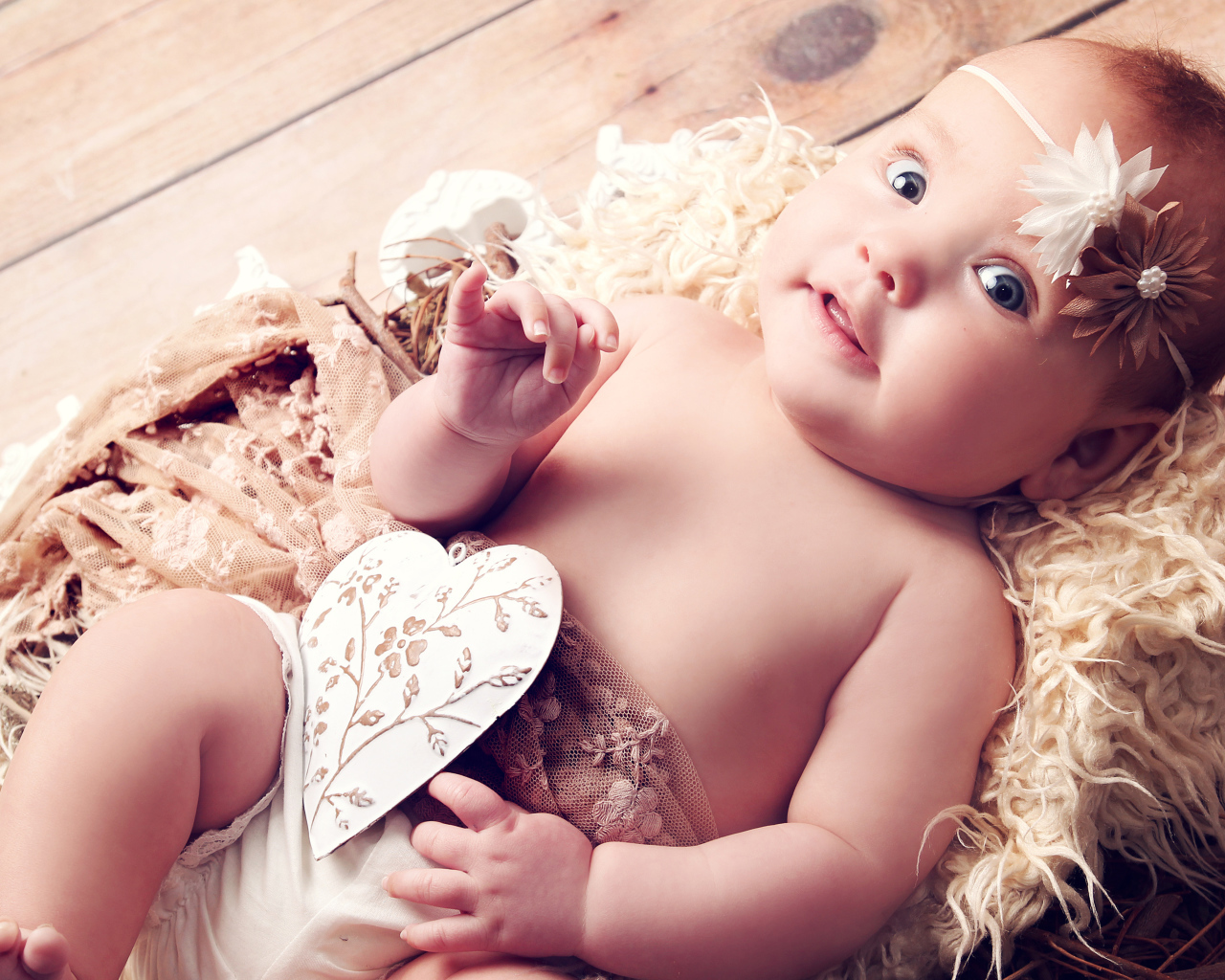 Грудной ребенок с бумажным сердцем