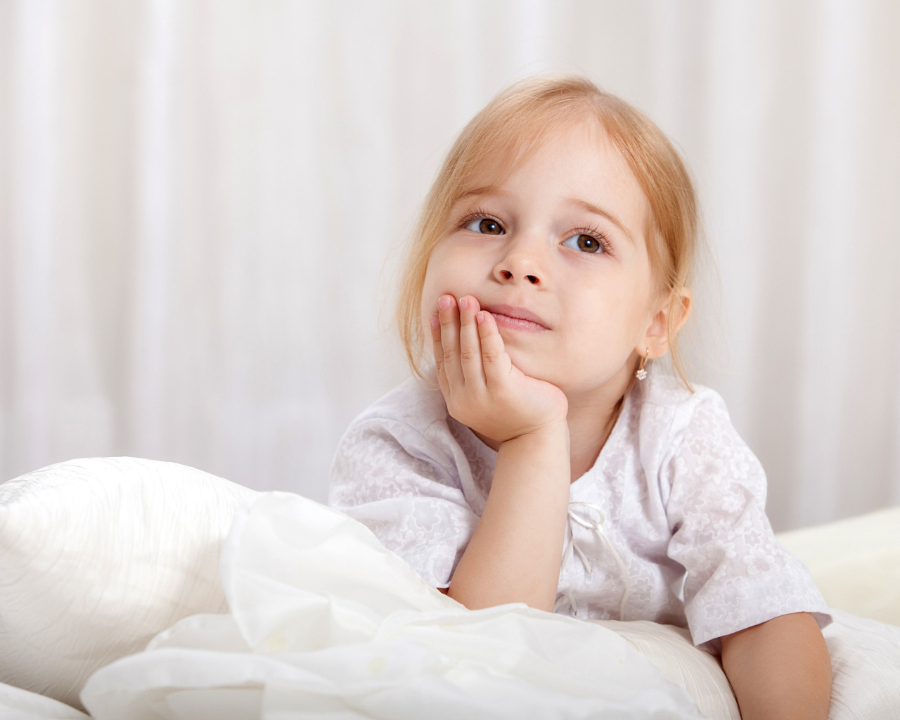 Задумчивый взгляд маленькой кареглазой девочки