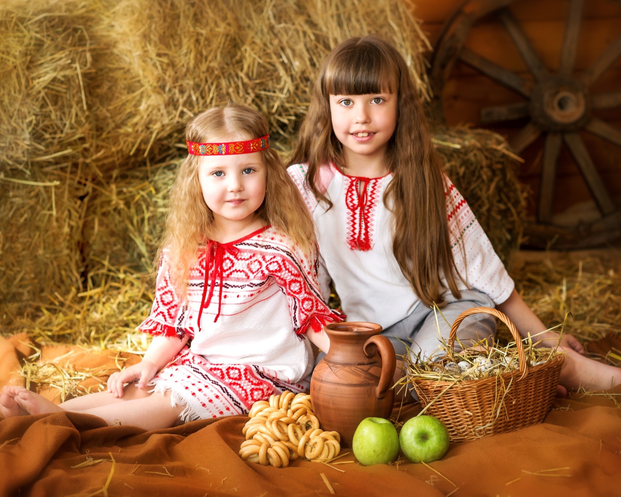 Две маленькие девочки в красивых костюмах с угощениями