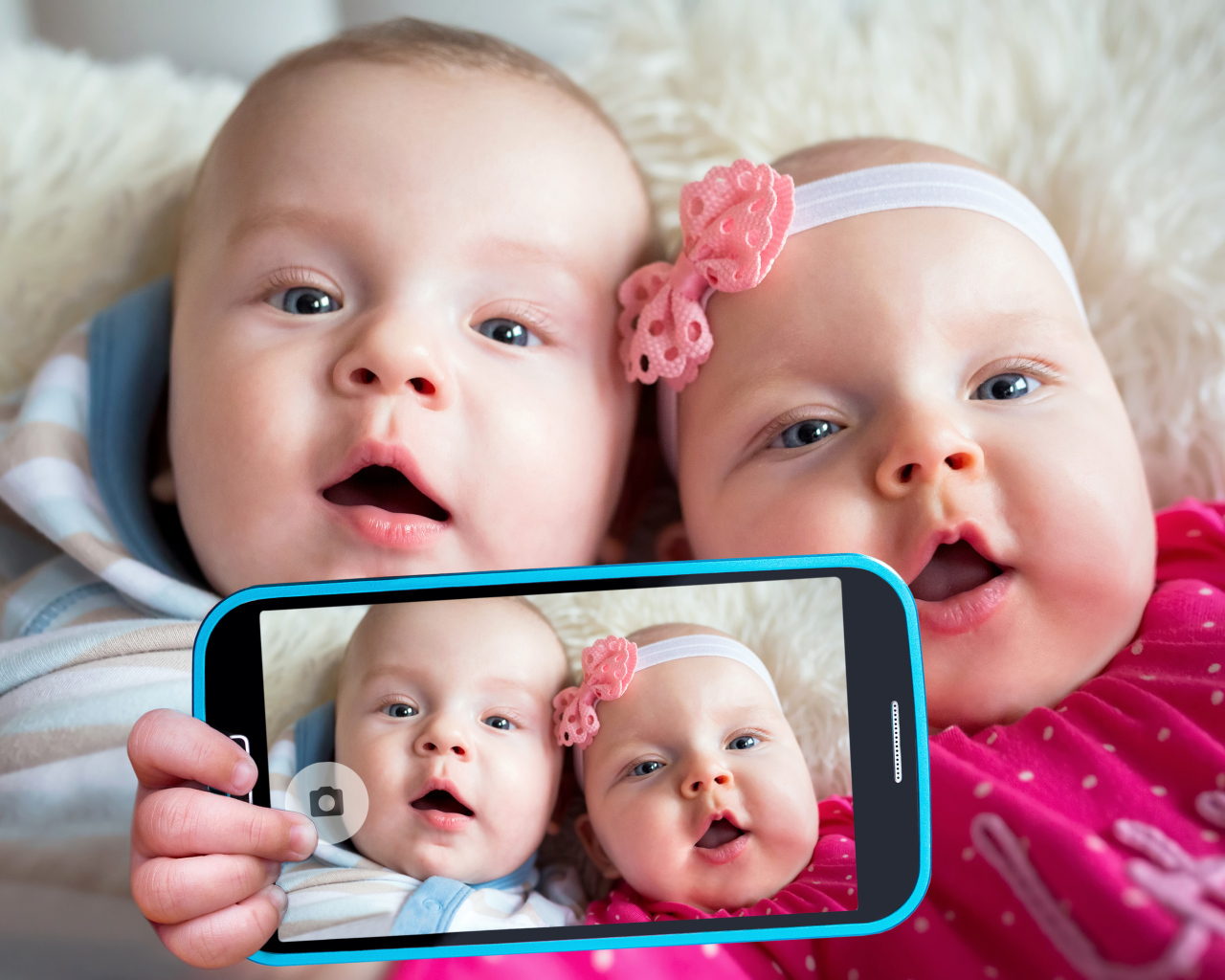 Два маленьких ребенка делают селфи на телефон