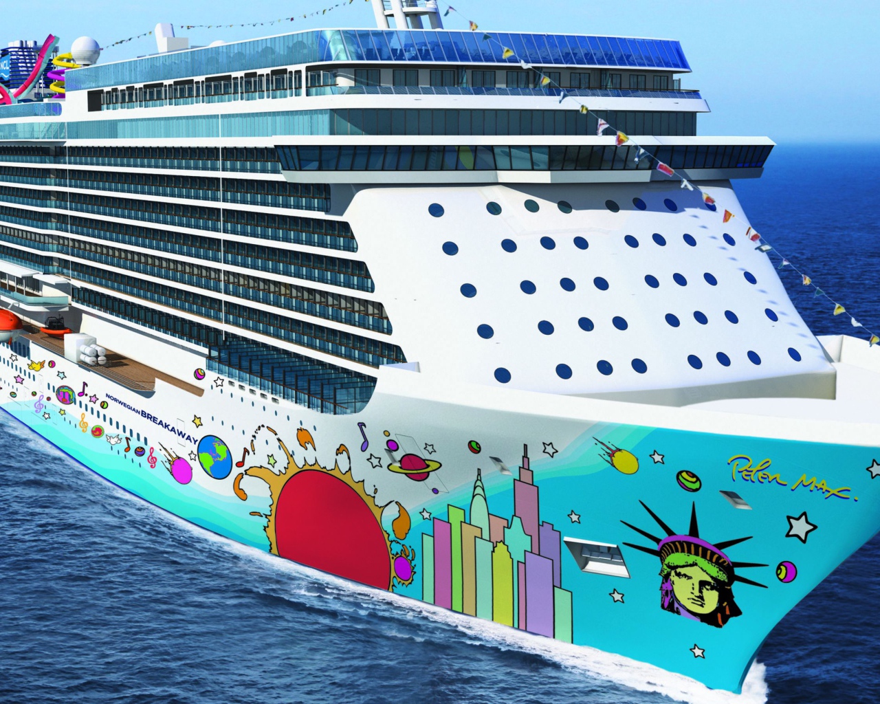 Большое круизное судно Norwegian Breakaway  в воде