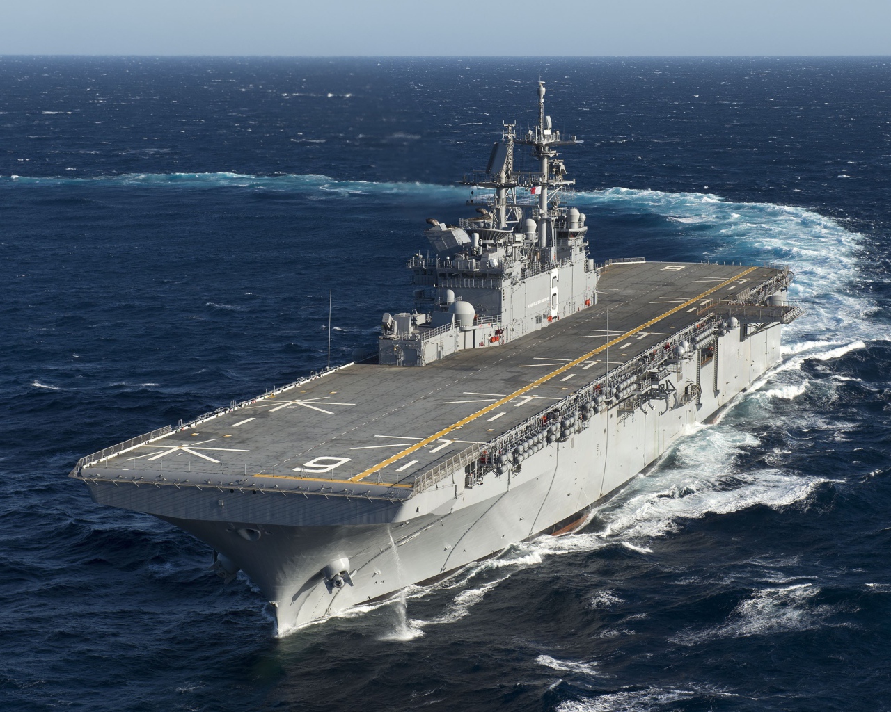 Большой военный корабль USS America (LHA-6)  в море