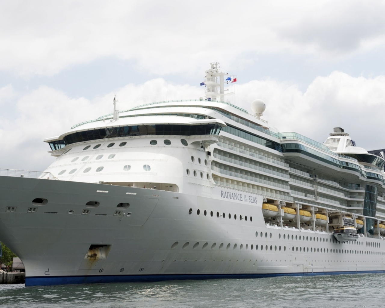 Большое белое круизное судно Norwegian Breakaway в порту