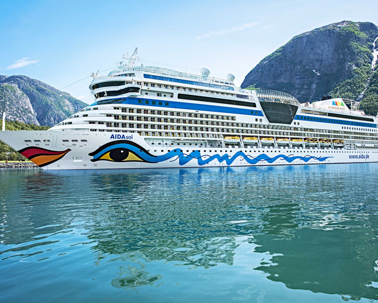 Круизное судно AIDAsol в воде