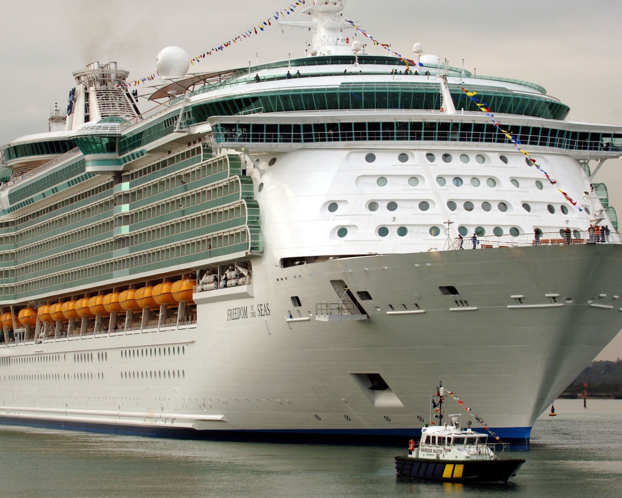 Круизное судно Freedom of the Seas выходит в море