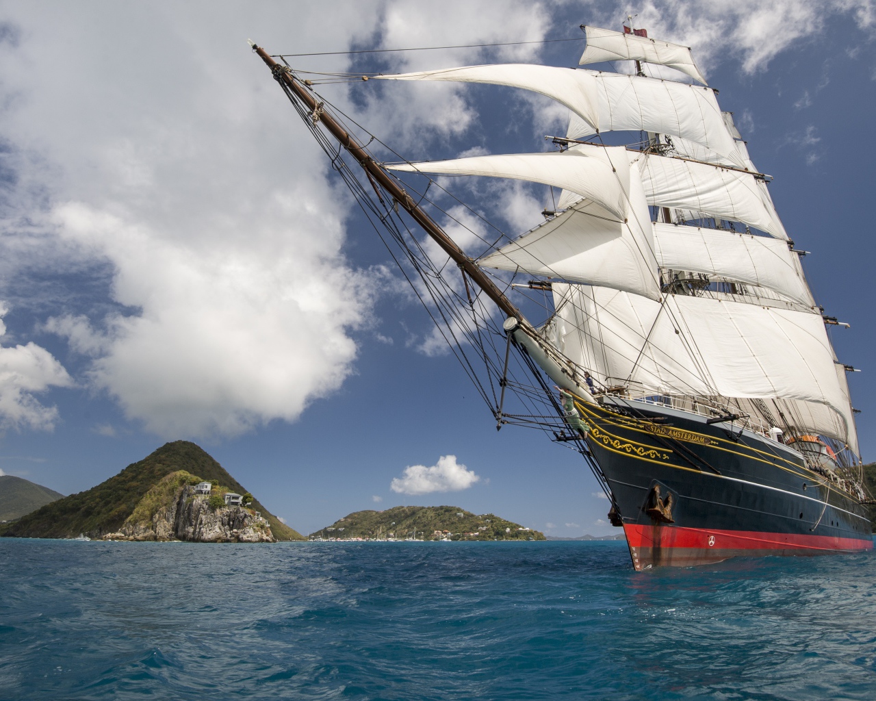 Большая парусная лодка Stad Amsterdam на фоне неба  