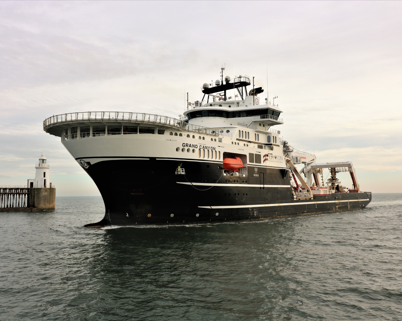 Большой корабль GRAND CANYON на воде