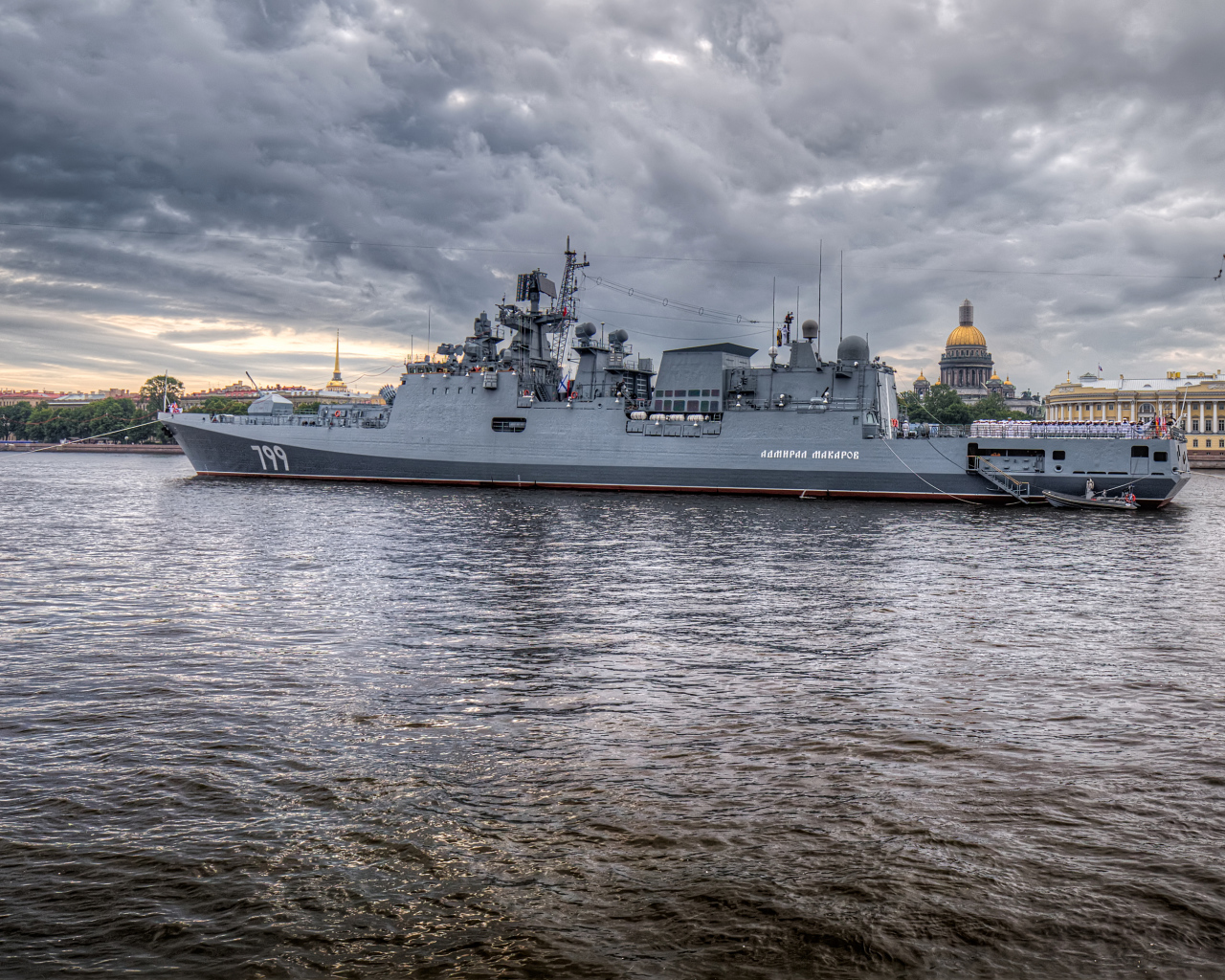 Большой российский фрегат Адмирал Макаров на воде