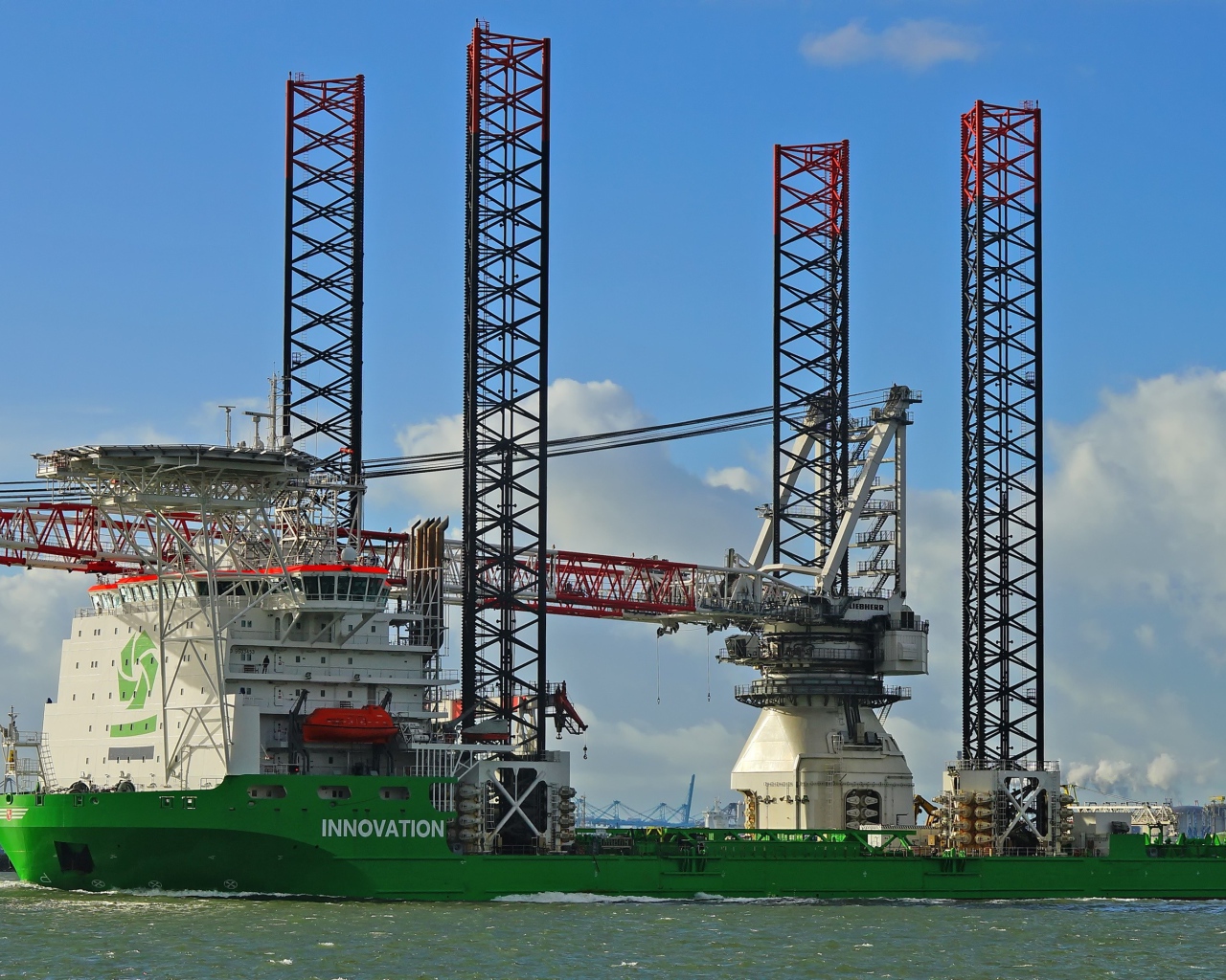 Большой плавучий кран на воде 