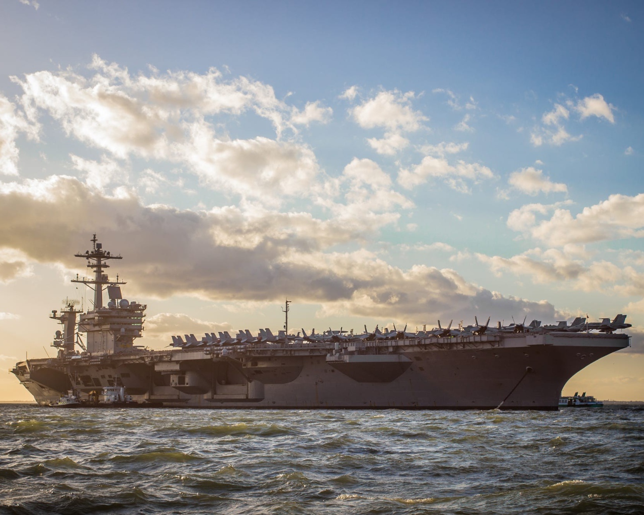 Авианосец USS George H.W. Bush (CVN-77) в океане 