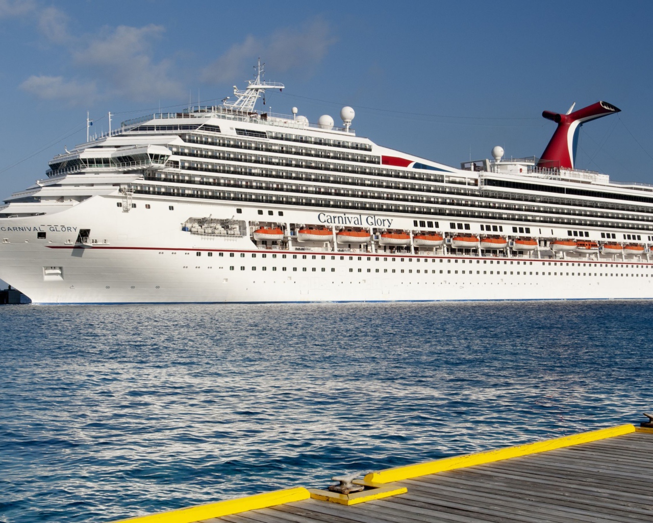 Белое круизное судно Carnival Glory