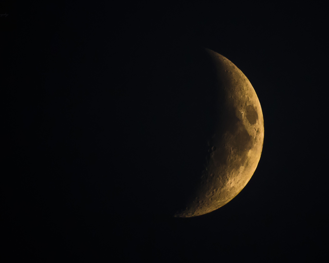 Затмение большой желтой луны 