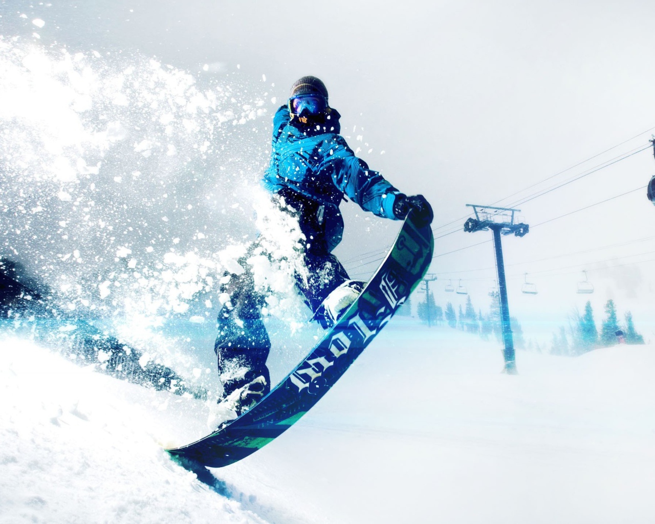 Спортсмен сноубордист на заснеженном склоне горы 