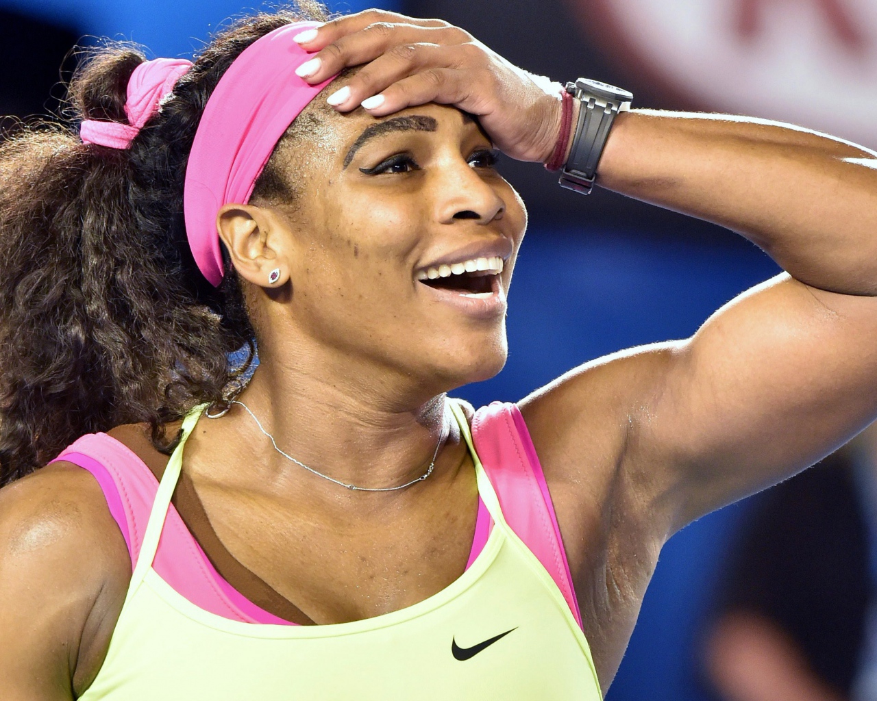 Спортсменка теннисистка Серена Уильямс радуется победе 