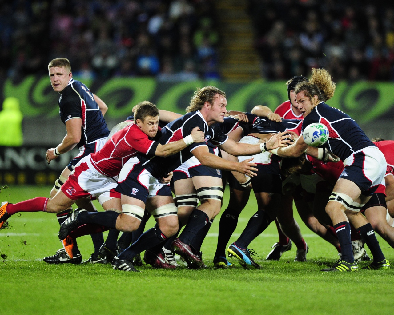 Борьба команд по регби на поле 