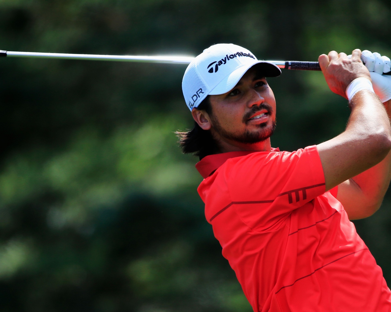 Гольфист Джейсон Дей играет на поле 