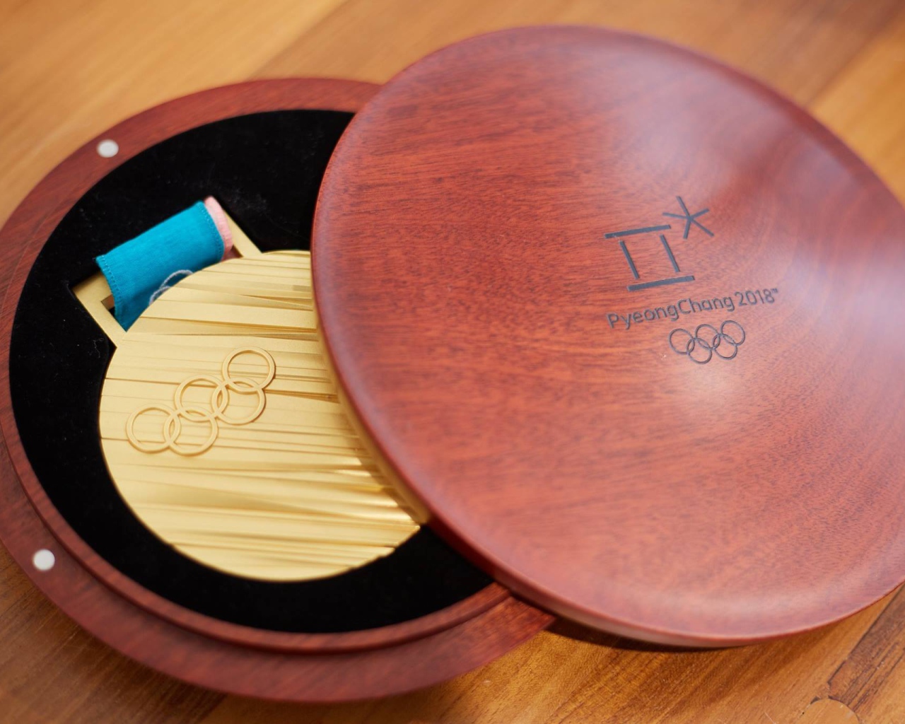 Медаль зимних олимпийский игр 2018 в деревянном футляре
