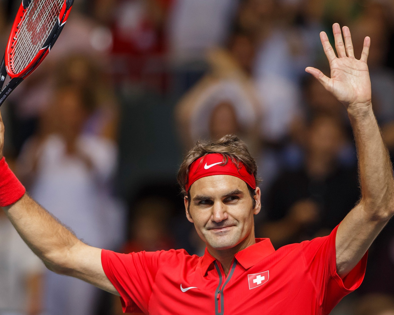 Профессиональный теннисист Роджер Федерер с ракеткой 