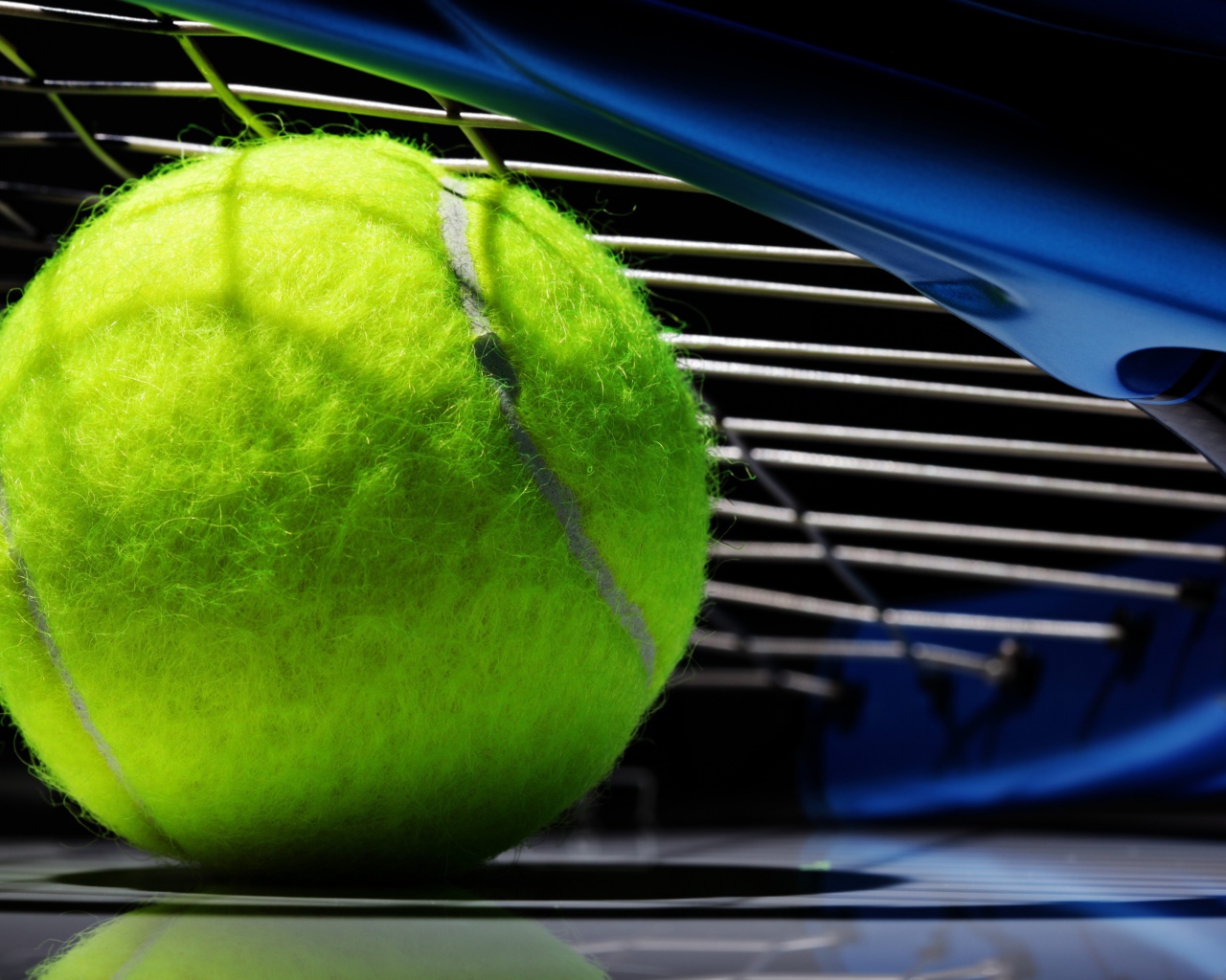 Теннисный мяч и ракетка 