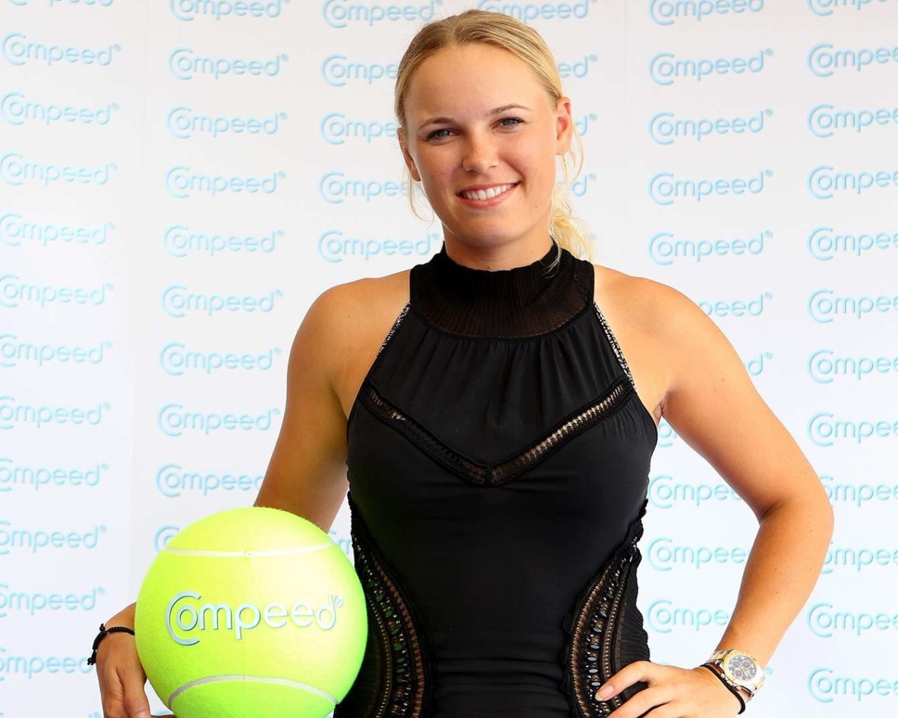 Теннисистка Каролина Возняцки в черном платье 