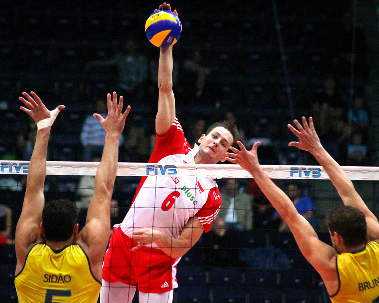 Волейбольная атака спортсмена 