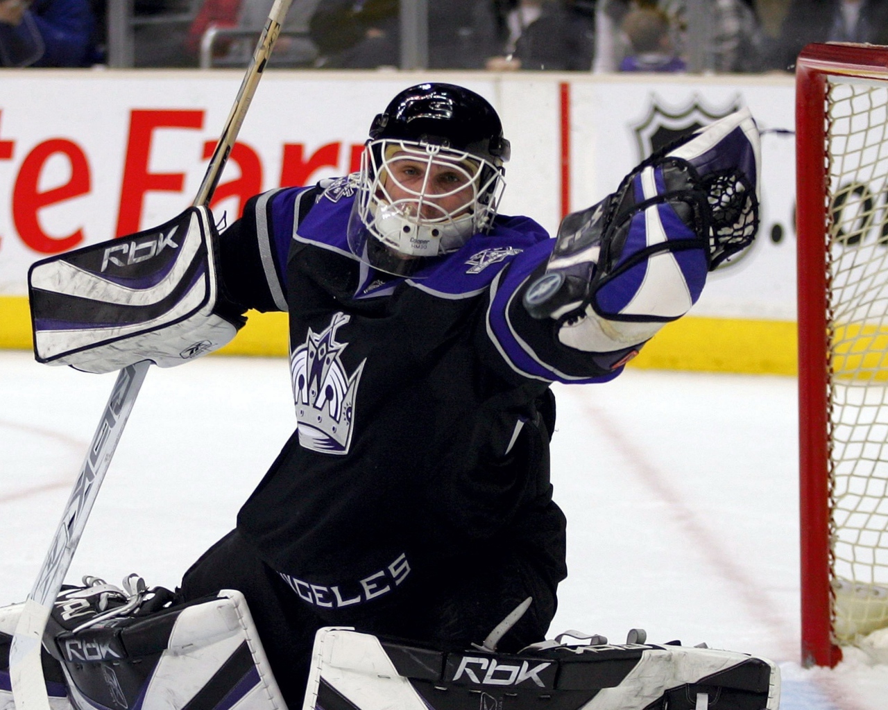 Хоккейный вратарь ловит шайбу в воротах 