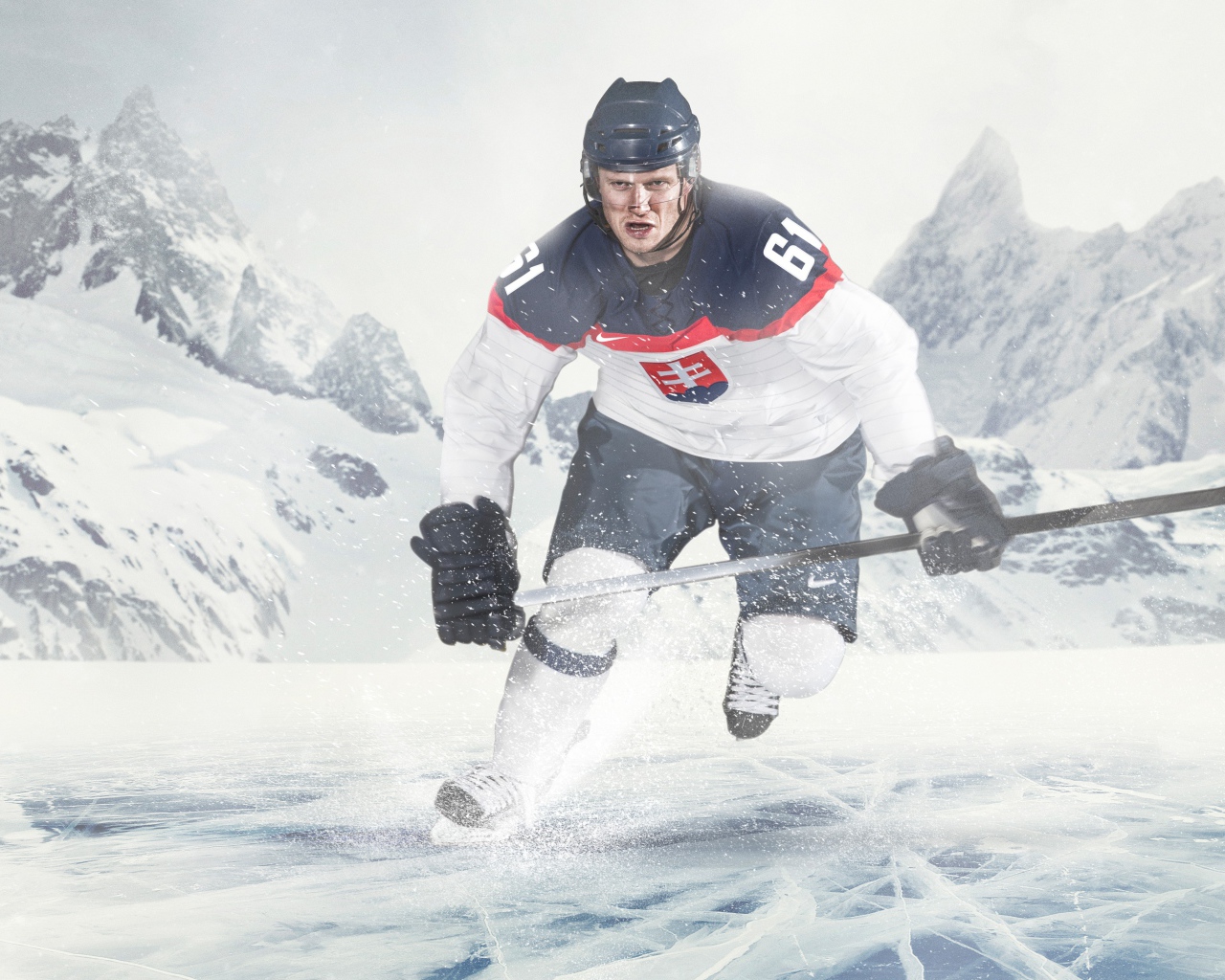 Хоккеист на льду с клюшкой 