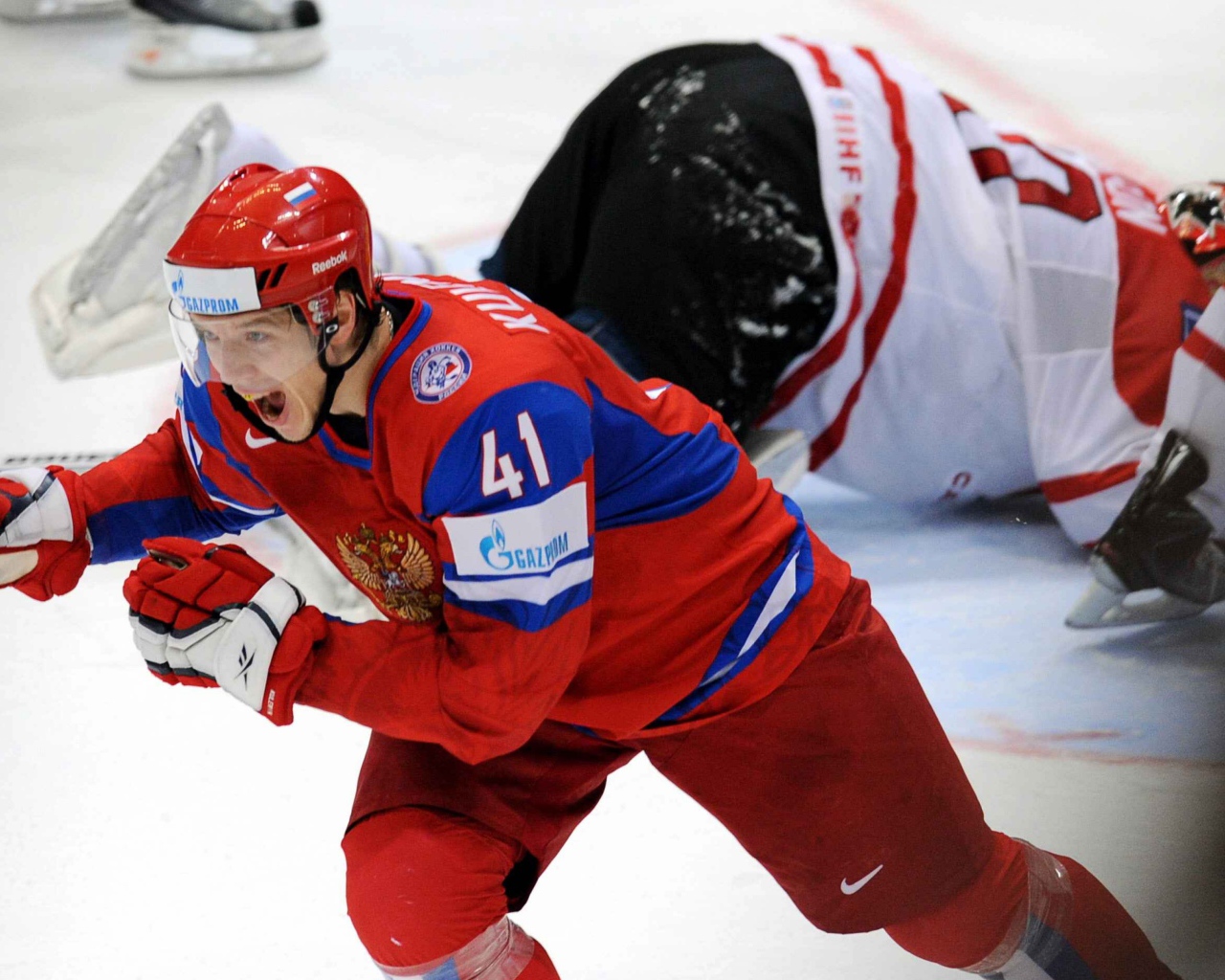 Российский хоккеист радуется победе 