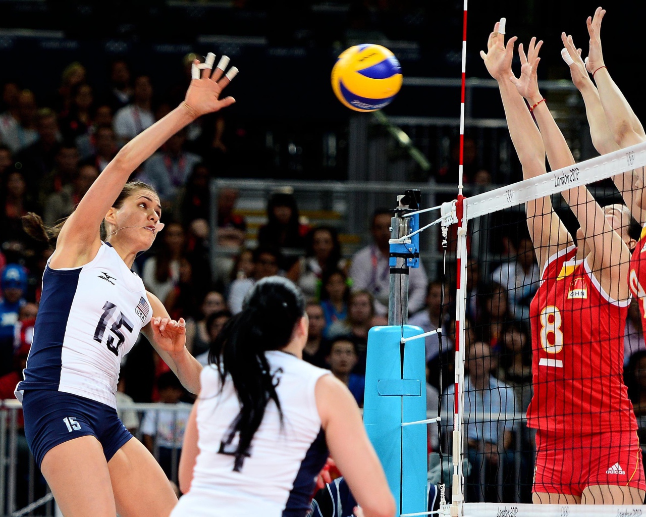 Игра команды по женскому волейболу 